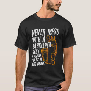 Nie mehr mit einem Barkeeper, nur er kennt Ihren D T-Shirt