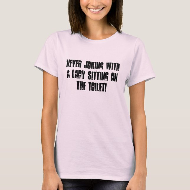 Nie mit einer Dame auf der Toilette spielen! T-Shirt (Vorderseite)
