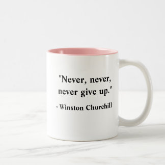 "Nie nie geben Sie nie auf. ", - Winston Churc… Zweifarbige Tasse