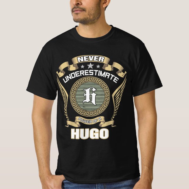 NIE_UNDERESTIMATE_POWER_OF_A_HUGO T-Shirt (Vorderseite)
