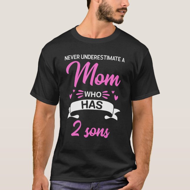 Nie unterschätzen eine Mama, die 2 Söhne hat T-Shirt (Vorderseite)