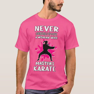 Nie unterschätzen Frauen, die Karate-Kampf beherrs T-Shirt