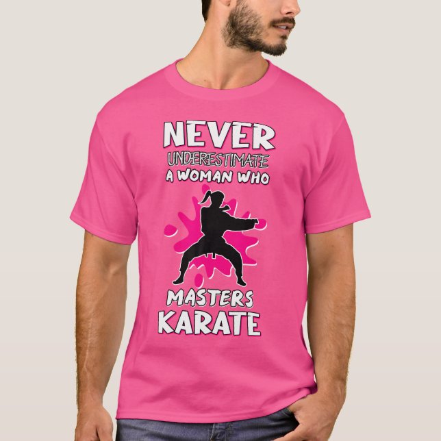 Nie unterschätzen Frauen, die Karate-Kampf beherrs T-Shirt (Vorderseite)