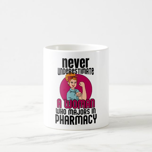 Nie unterschätzen Frauen Pharmacy Kaffeetasse (Mittel)