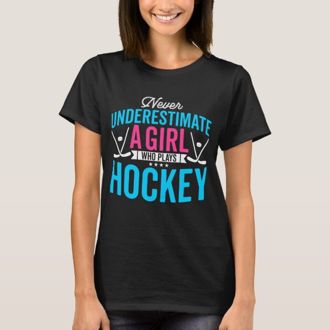 Nie unterschätzen Sie den Hockey-Spieler der Mädch T-Shirt (Vorderseite)
