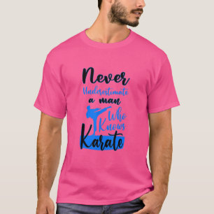 Nie unterschätzen und alter Mann, der Karate kennt T-Shirt