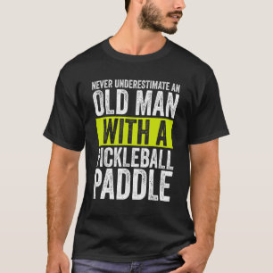 Nie unterschätzen und alter Mann mit einem Paddel T-Shirt