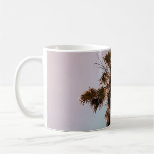 Nieder-Winkel-Fotografie der Palm-Pflanze Kaffeetasse