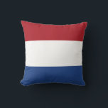 Niederländische Flagge auf amerikanischem MoJo-Pil Kissen<br><div class="desc">Fügen Sie Ihrem Wohnbereich eine Touch niederländischen Stolzes hinzu mit unserem stilvollen MoJo-Kissen mit der Flagge der Niederlande! Dieses Kissen wurde mit viel Liebe zum Detail gestaltet und zeigt stolz die ikonische Trikolorfahne der Niederlande. Die Fahne besteht aus drei horizontalen Bändern gleicher Größe - oben rot, in der Mitte weiß...</div>