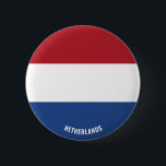 Niederländische Flagge Charming Patriotic Button<br><div class="desc">Die niederländische Flagge Charming Patriotic Button mit der niederländischen Flagge gedruckt über den Button. Der Name des Landes ist in das Design am unteren Rand des Bildes eingebunden. Der Text kann mit der Funktion "Anpassen!" vollständig angepasst werden. Dieser schöne niederländische Button ist das stilvolle Geschenk für jeden Anlass. © 2022...</div>