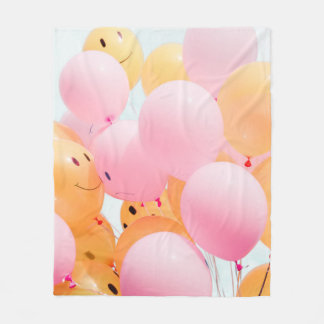 Niederwinkelballoons aus rosa und orangefarbenen F Fleecedecke