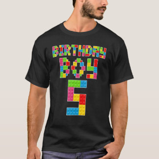 Niedlich 5. Geburtstag 5 Jahre alte Blockjungen im T-Shirt