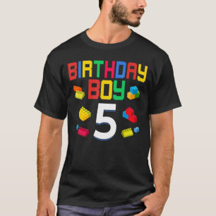 Niedlich 5. Geburtstag 5 Jahre alte Blockjungen im T-Shirt