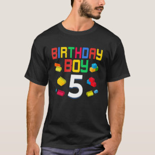 Niedlich 5. Geburtstag 5 Jahre alte Blockjungen im T-Shirt