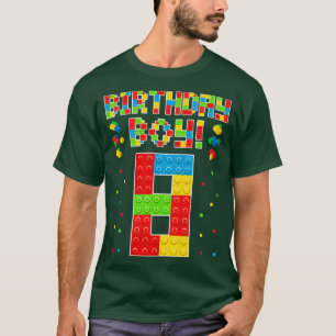 Niedlich 8. Geburtstag 8 Jahre alte Blockjungen im T-Shirt