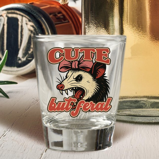 Niedlich aber Feral Possum: Vintager sarkastischer Schnapsglas (This cute but feral possum design is made for anyone who loves sarcasm with style!)