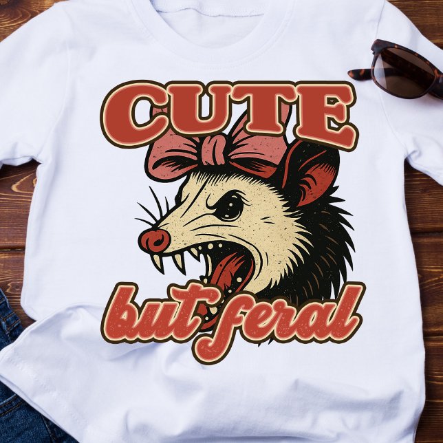 Niedlich aber Feral Possum: Vintager sarkastischer T-Shirt (This cute but feral possum design is made for anyone who loves sarcasm with style!)