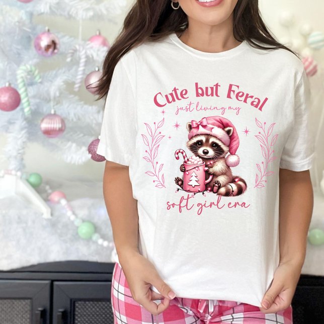 Niedlich, aber Ferry Raccoon Girl Pink Weihnachten Tri-Blend Shirt (Cute Christmas t-shirt gift idea for Women, cute but Feral)