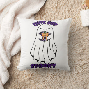 Niedlich, aber Spooky Halloween Ghost Holing a Pum Kissen