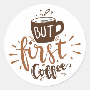 Niedlich, aber zuerst Kaffee Zitat braune Schrift  Runder Aufkleber