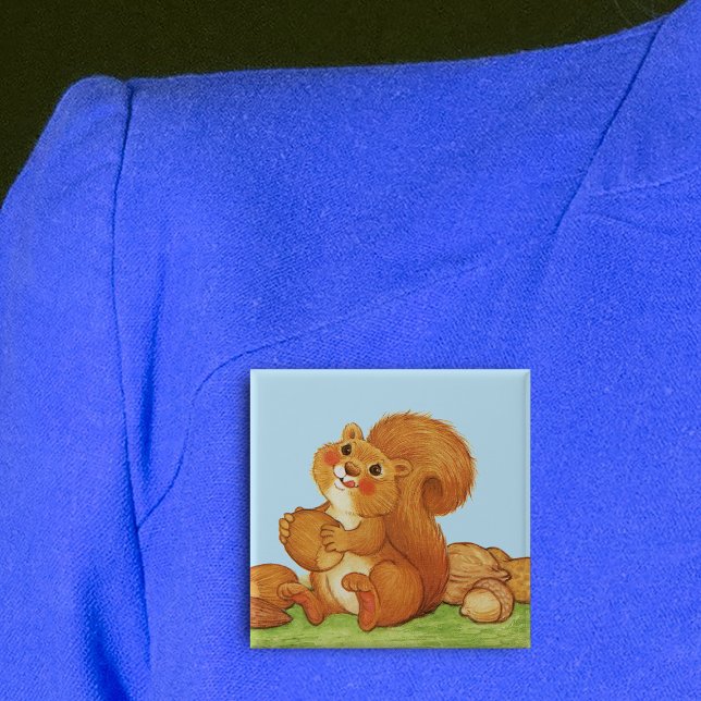 Niedlich Adorable Eichhörnchennudeln Button (Cute red squirrel licking his lips in grass with acorns under blue sky on square pin back button.)