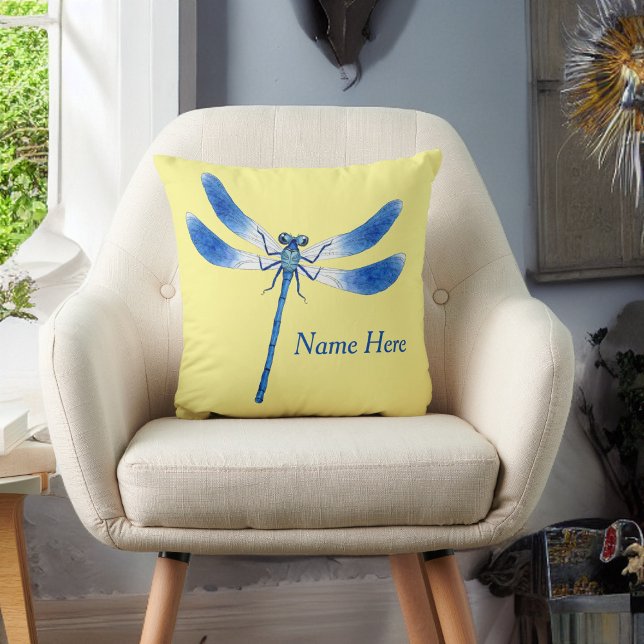 Niedlich als Bug Blue Dragonfly auf Blassgelb Kissen (Von Creator hochgeladen)