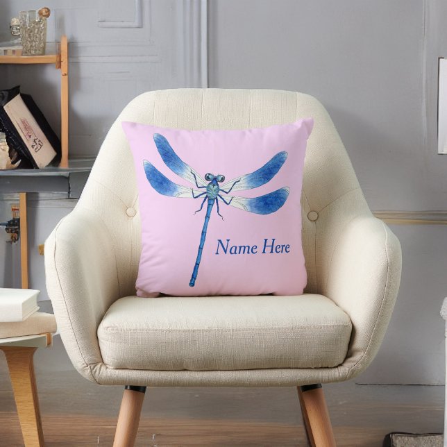 Niedlich als Bug Blue Dragonfly auf Pink Kissen (Von Creator hochgeladen)