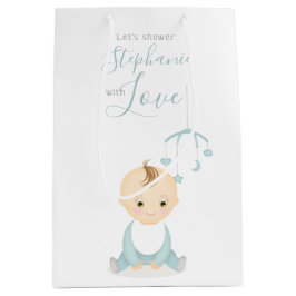 Niedlich Baby Boy und seine Baby-Dusche Mittlere Geschenktüte