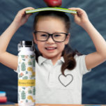 Niedlich Baby Dinosaurier Custom Kids' Trinkflasche<br><div class="desc">Die "Niedliche Baby Dinosaurier Custom Kids' Water Bottle" ist die perfekte Hydratationsbegleitung für junge Dinofans und angehende Paläontologen! Diese bezaubernde Wasserflasche bietet eine köstliche Auswahl an von Hand gezeichnet Babydinosauriern, die jeweils ihren eigenen Charme und ihre lebhaften Farben haben. Die spielerischen Illustrationen schaffen ein einnehmendes und unterhaltsames Design, das die...</div>