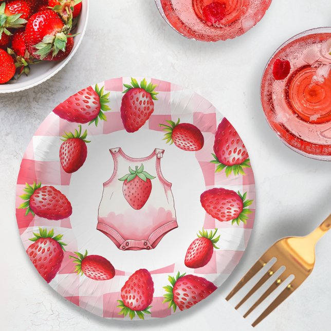 Niedlich Baby Dusche Gingham Strawberry Picnic Ret Pappteller (strawberry gingham baby shower cute sweet berry pink red picnic farmhouse country chic mum mom to be)