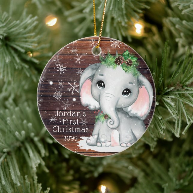 Niedlich BABY FIRST CHRISTMAS Elephant Wood Snowfl Keramik Ornament (Baum)