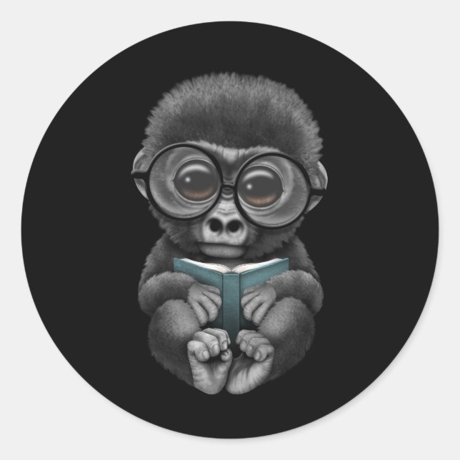 Niedlich Baby Gorilla Lesen eines Buches Runder Aufkleber (Vorderseite)