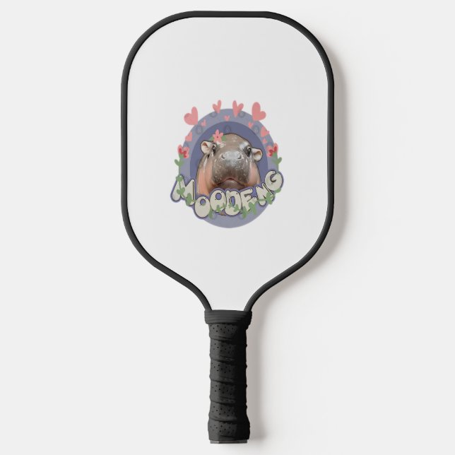 Niedlich Baby Hippo Moo Deng Bouncy Pig in Thai Hi Pickleball Schläger (Vorderseite)