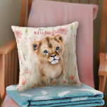 Niedlich Baby Lion Pastel Watercolor Frühlingsblum Kissen<br><div class="desc">Niedlicher Löwenkuchen,  der zwischen den Aquarellblüten der pastellfarbenen Frühlingsblumen sitzt. Ändern Sie den personalisierten Namen oder löschen Sie ihn.</div>