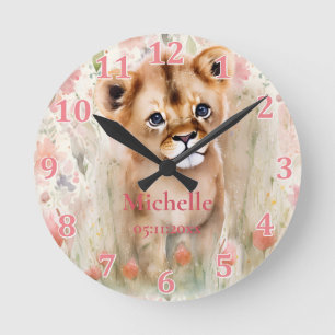 Niedlich Baby Lion Pastel Watercolor Frühlingsblum Runde Wanduhr