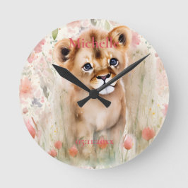 Niedlich Baby Lion Pastel Watercolor Frühlingsblum Runde Wanduhr