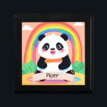 Niedlich Baby Panda Rainbow Erinnerungskiste<br><div class="desc">Ein liebenswertes Baby-Panda, eingebettet in einen pulsierenden Regenbogenbogen, schafft eine Szene, die Freude und Positivität ausstrahlt. Dieses bezaubernde Design feiert nicht nur die angeborene Süße der Babypandas, sondern verleiht auch einen strahlenden Farbtupfer, was es zu einer idealen Wahl macht, um Kinderzimmer, Spielräume oder jeden Raum zu erhellen, wo eine Touch...</div>