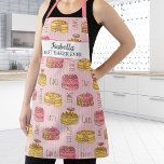 Niedlich Baker Cake Konditorei Koch Personalisiert Schürze<br><div class="desc">Eine lustige Schürze mit einem Set aus Kuchen und Gebäck vor einem rosa Streifen. Ideal für alle,  die Lieben backen oder kochen.</div>