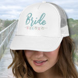 Niedlich Beach Vacation Bachelorette Weekend Bride Truckerkappe<br><div class="desc">Niedlich Beach Vacation Bachelorette Weekend Bride Trucker Hat. Ein cooles Wasserfarbenthema in Küstennähe, Wassersport oder Strand mit Rosa und aquamarinen Farbtönen, das den Blick auf eine Entspannung der Braut und ihrer Bestien am Strand ebnen lässt. Von den Ausflügen nach Florida, The Hamptons, Kalifornien oder sogar etwas Internationaleres wie Mexiko, Hawaii...</div>