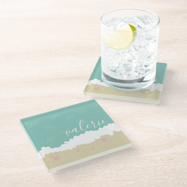 Niedlich Beach Waves Pink Seashells Script Glasuntersetzer (Schrägansicht)