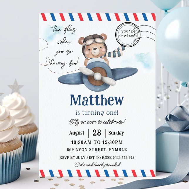 Niedlich Bear Blue Flugzeug Time Fliegt 1. Geburts Einladung (cute bear riding a dusty blue vintage plane 1st birthday party invitation card printed and digital)