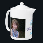 Niedlich Best Oma je Custom Foto<br><div class="desc">Hier ist ein hübsches Geschenk für Oma von ihren Enkelkindern! Sie wird jedes Mal lächeln, wenn sie ihren Tee braut! Stellen Sie sicher, dass Sie zwei Ihrer Lieblings-Fotos hochladen, zwei für ein Enkelkind oder eines für zwei Enkelkinder. Inhalt</div>
