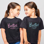 Niedlich Besties BESTE FREUNDIN Die besten Freunde T-Shirt<br><div class="desc">Unser individueller "Best Friends" T - Shirt ist ideal, um Ihre besondere Bindung mit Ihrem besten Freund zu feiern! Das moderne und trendige Drehbuch wird dieses einzigartige Design hervorheben. Personalisieren Sie es mit Ihren individuellen Namen und das Jahr, seit Ihre Freundschaft begann. Egal, ob Sie in der Stadt sind oder...</div>