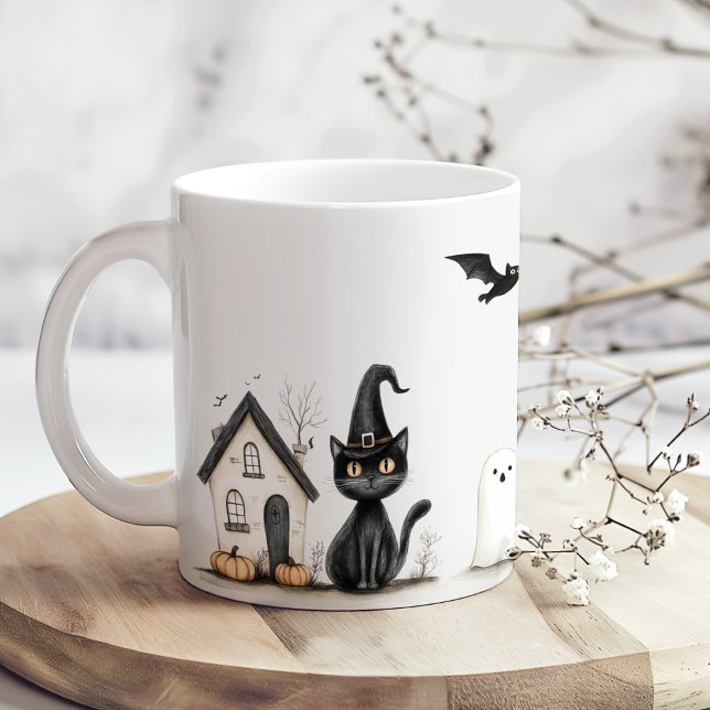 Niedlich Black Cats Halloween-Party Kaffeetasse (Cute Black Cats Halloween Party Coffee Mug on a boho kitchen table with tiny dry whit flowers)