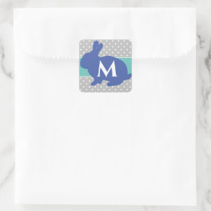 Niedlich Blue Bunny auf Grey Polka Dots Monogram Quadratischer Aufkleber