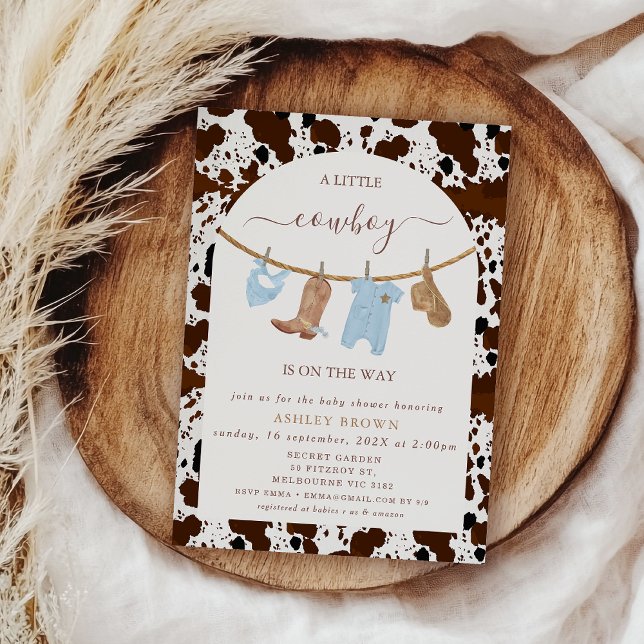 Niedlich Blue Clothesline Kuh Print Cowboy Baby Du Einladung (Cowboy Baby Shower Invitation Template, Cow Print Cowboy Baby Shower Invitation, Western Clothesline)