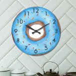 Niedlich Blue Donut Große Wanduhr<br><div class="desc">Diese niedliche,  lustige Wanduhr ist mit einem Aquarellblauen Donut mit Sprinklen dekoriert. Das perfekte Geschenk für einen Donut-Liebhaber! Original Wasserfarbe © Michele Davies.</div>