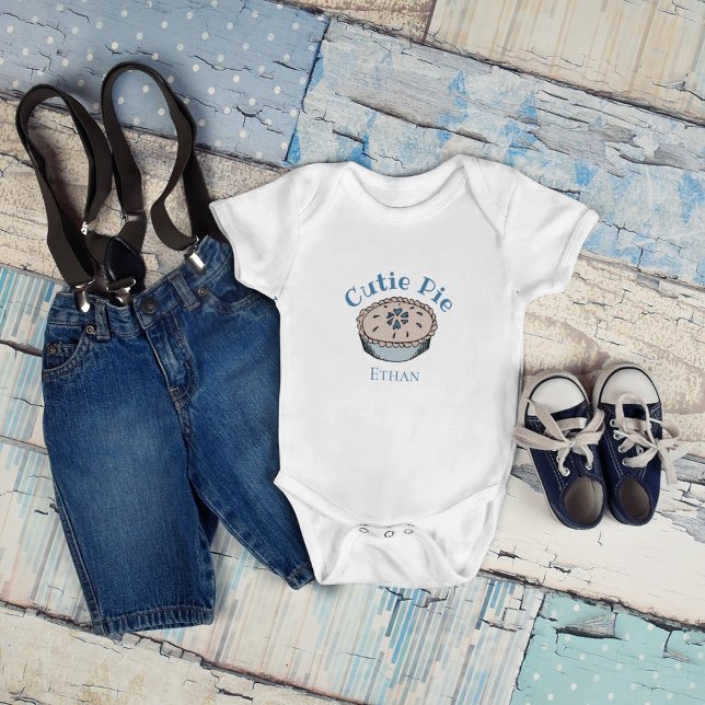 Niedlich Blue Süsse Pie Baby Boy Strampler (Cute Personalized Baby Name "Cutie Pie" Baby Boy Bodysuit. Hand-Drawn Blueberry Pie. )
