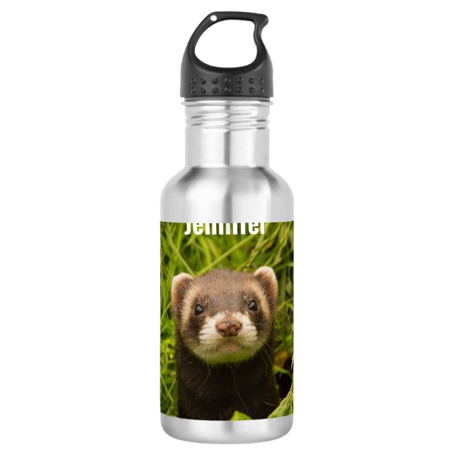 Niedlich Brown Ferret im Gras Edelstahlflasche (Vorderseite)