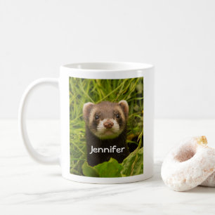 Niedlich Brown Ferret im Gras Kaffeetasse